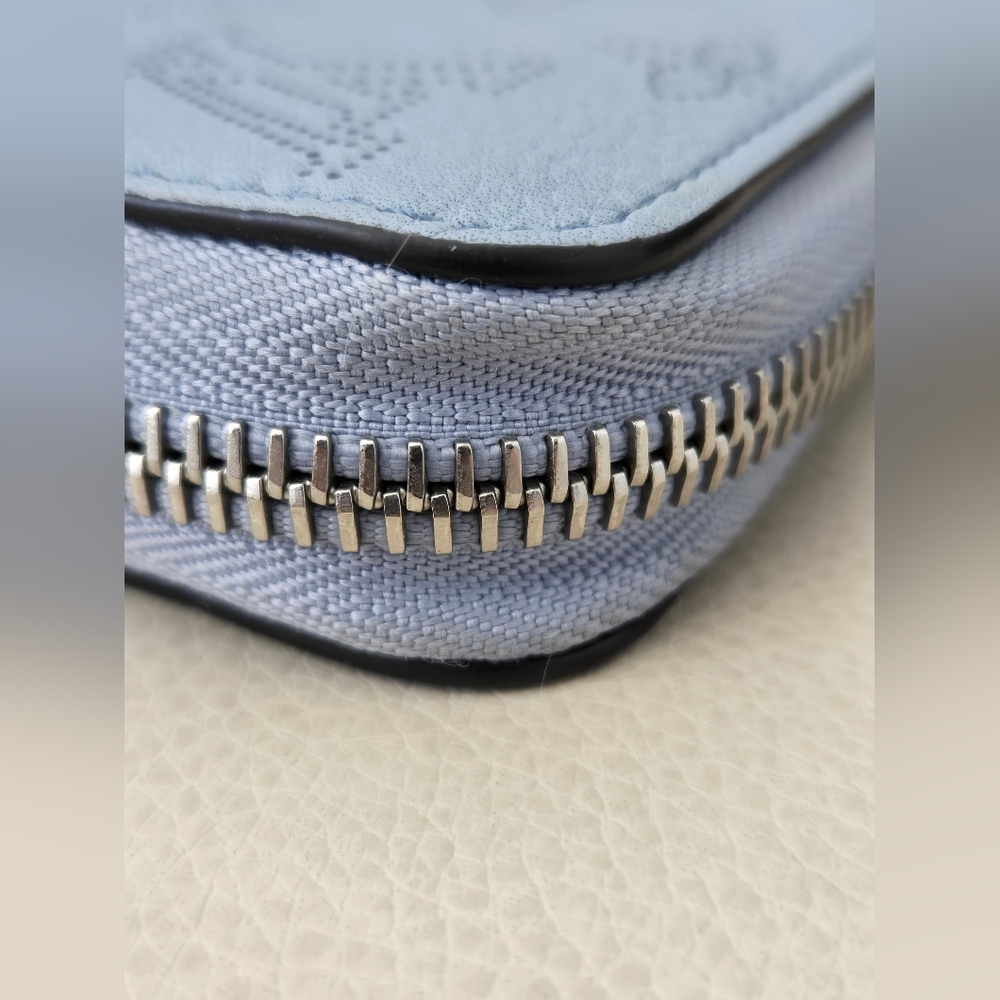 Rare color combo Mahina Zippy Wallet Blue Nuage EUC with a red orange interio - Picture 8 of 16